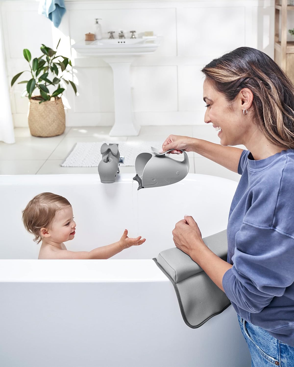 Skip Hop MOBY Waterfall Bath Rinser, Tear-Free Bath Rinse Cup for Babies